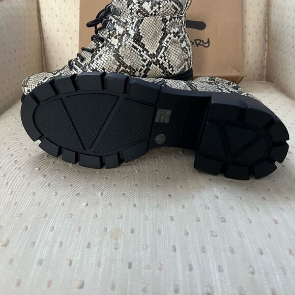 DIRTY Laundry NO DOUBT faux leather snake embossed  combat boots goth - Picture 8 of 8